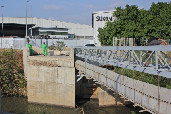 Sukleen workers, so familiar with the crocodile that they have named it, alert us to its spot in the river.